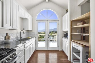 29355 Heathercliff Rd in Malibu, CA - Foto de edificio - Building Photo