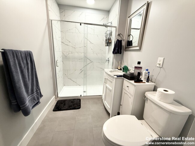 55 W Fifth St, Unit 402 in Boston, MA - Foto de edificio - Building Photo