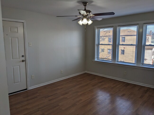 2421 W 60th St in Chicago, IL - Building Photo - Building Photo