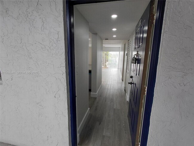 8720 N Sherman Cir in Miramar, FL - Building Photo - Building Photo