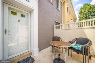 4173 S Four Mile Run Dr in Arlington, VA - Building Photo