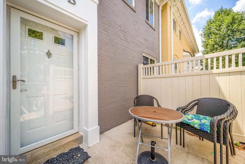 4173 S Four Mile Run Dr in Arlington, VA - Building Photo