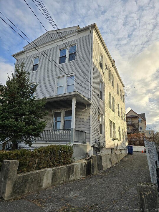 133 South St in Waterbury, CT - Building Photo
