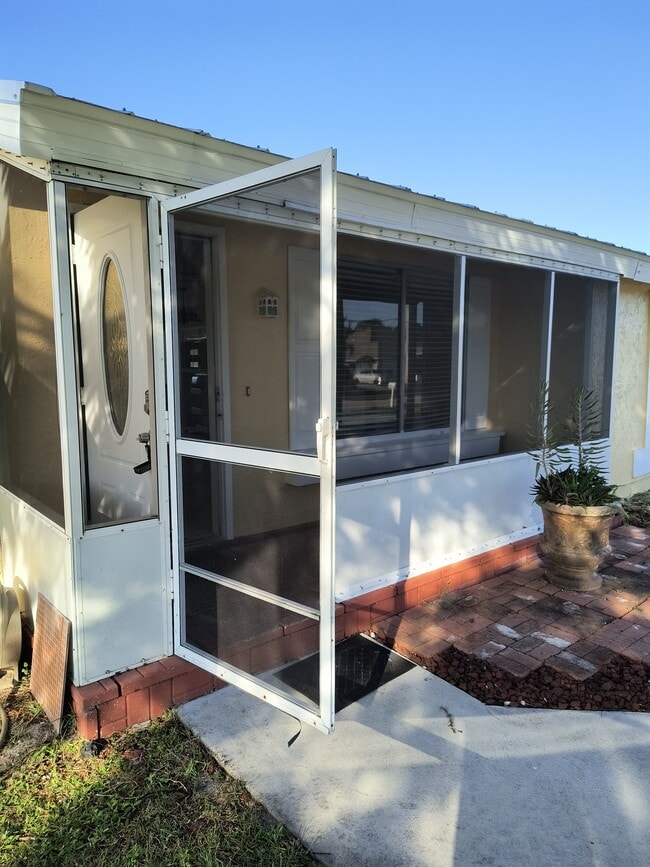 399 SE Oakridge Dr in Port St. Lucie, FL - Building Photo - Building Photo