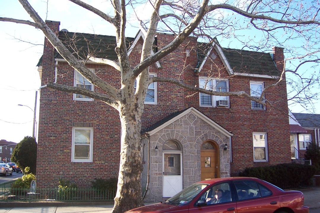 79-80 77th Rd in Flushing, NY - Building Photo