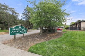 Pinewood Apartments in Kent, OH - Foto de edificio - Building Photo