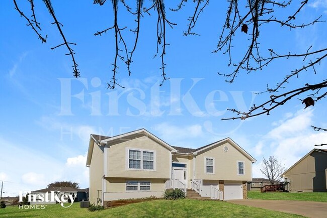 1114 Camelot Dr in Raymore, MO - Building Photo - Building Photo