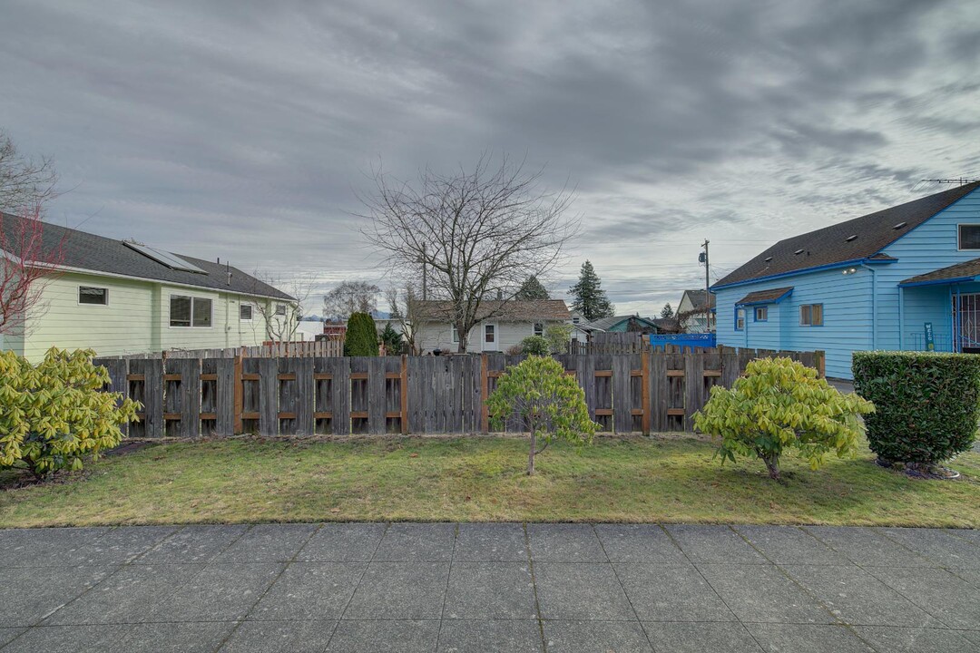 2125 Cedar St in Everett, WA - Building Photo