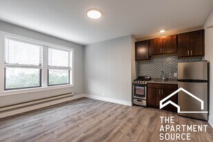4542 N Damen Ave, Unit 310 in Chicago, IL - Building Photo
