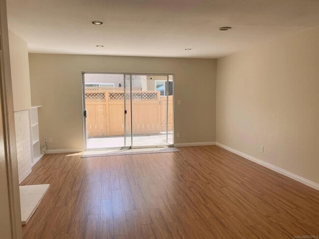 6799 Alvarado Rd in San Diego, CA - Foto de edificio - Building Photo