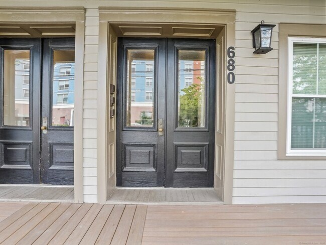 678 Atlantic St, Unit 3 in Stamford, CT - Foto de edificio - Building Photo