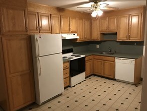 135 New Britain Ave, Unit C in Farmington, CT - Foto de edificio - Building Photo