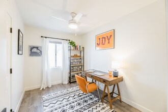 1326 W Roma Ave in Phoenix, AZ - Foto de edificio - Building Photo