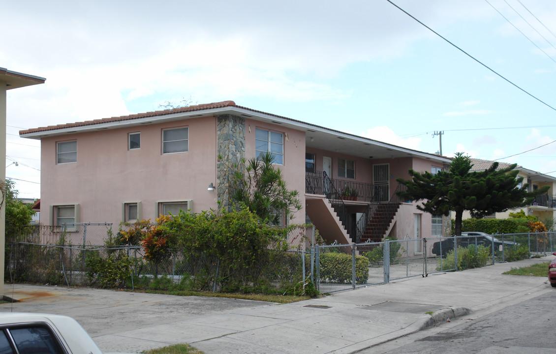 72 NW 17th Pl in Miami, FL - Building Photo