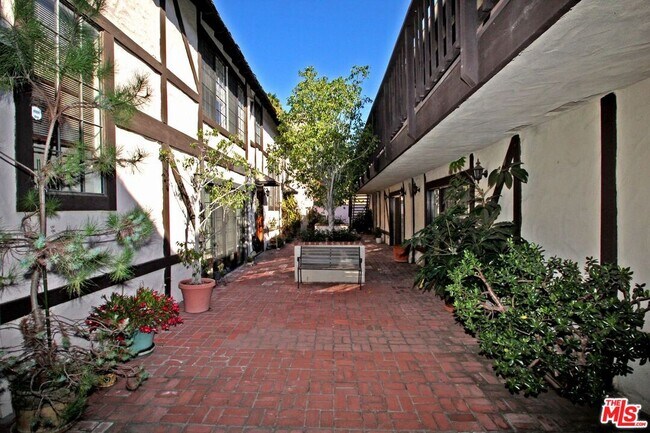 4304 Duquesne Ave in Culver City, CA - Building Photo - Building Photo