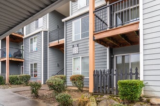 Troutdale Terrace in Troutdale, OR - Foto de edificio - Building Photo