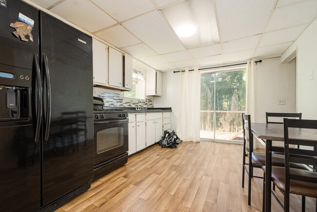 1004 College Ave in Morgantown, WV - Foto de edificio - Building Photo