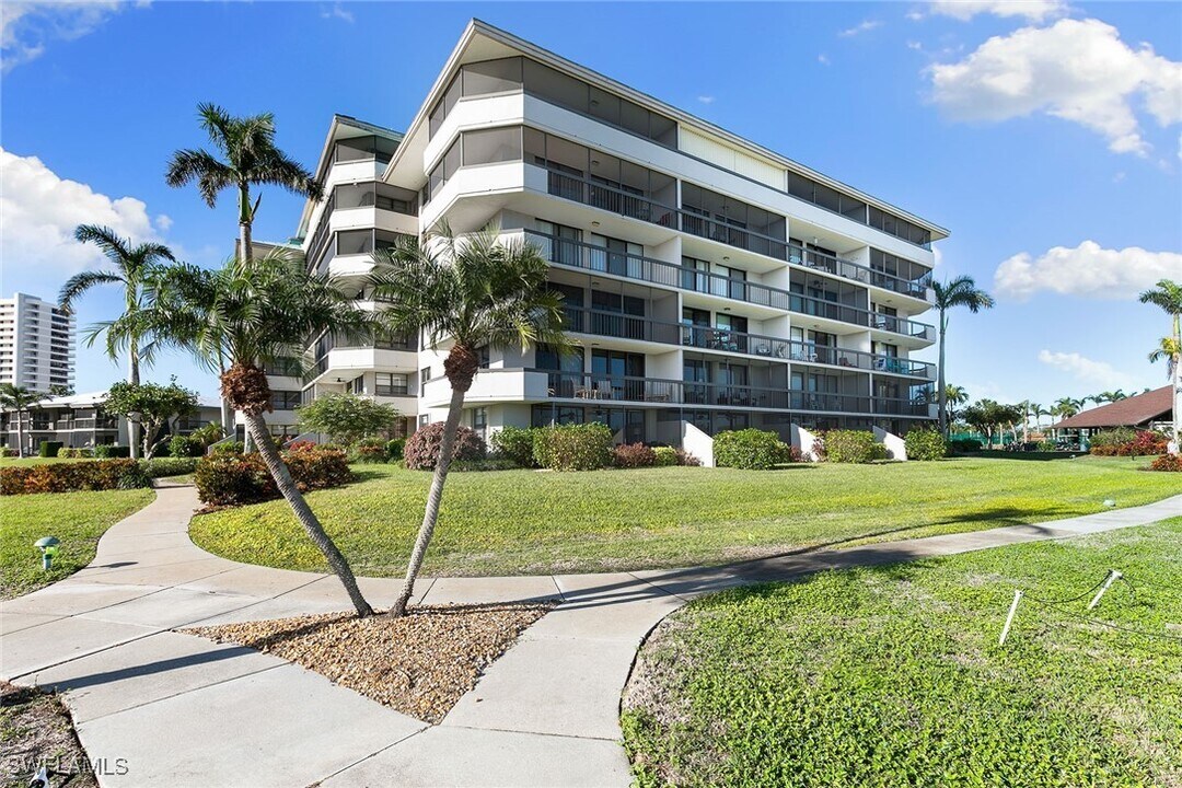 601 Seaview Ct in Marco Island, FL - Foto de edificio