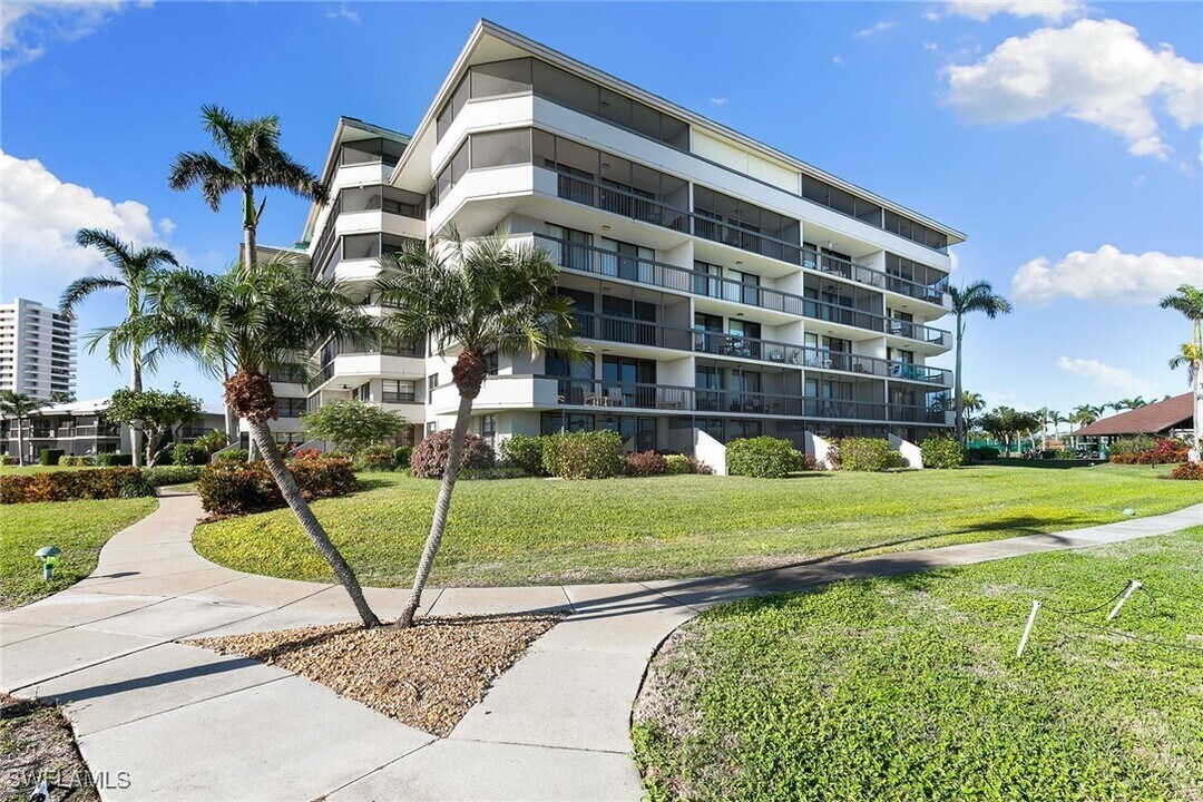 601 Seaview Ct in Marco Island, FL - Building Photo