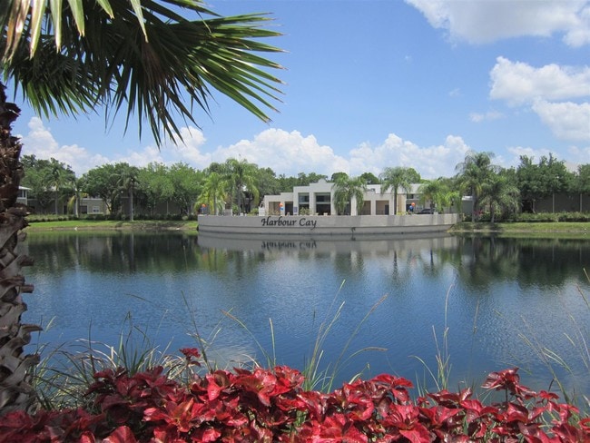 Harbour Cay in Largo, FL - Foto de edificio - Building Photo