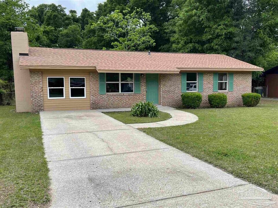 6975 Woodley Dr in Pensacola, FL - Building Photo