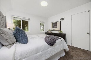 7565 Charmant Dr in San Diego, CA - Building Photo