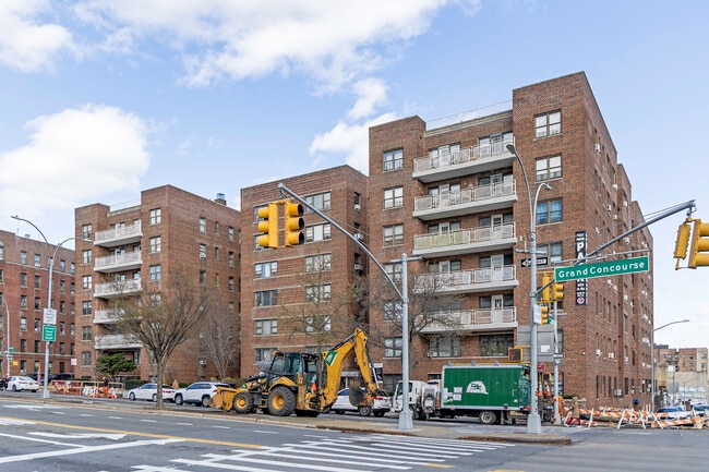 3130 Grand Concourse in Bronx, NY - Foto de edificio - Building Photo