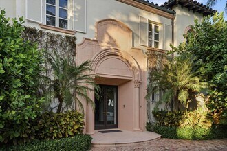 240 N Ocean Blvd in Palm Beach, FL - Foto de edificio - Building Photo
