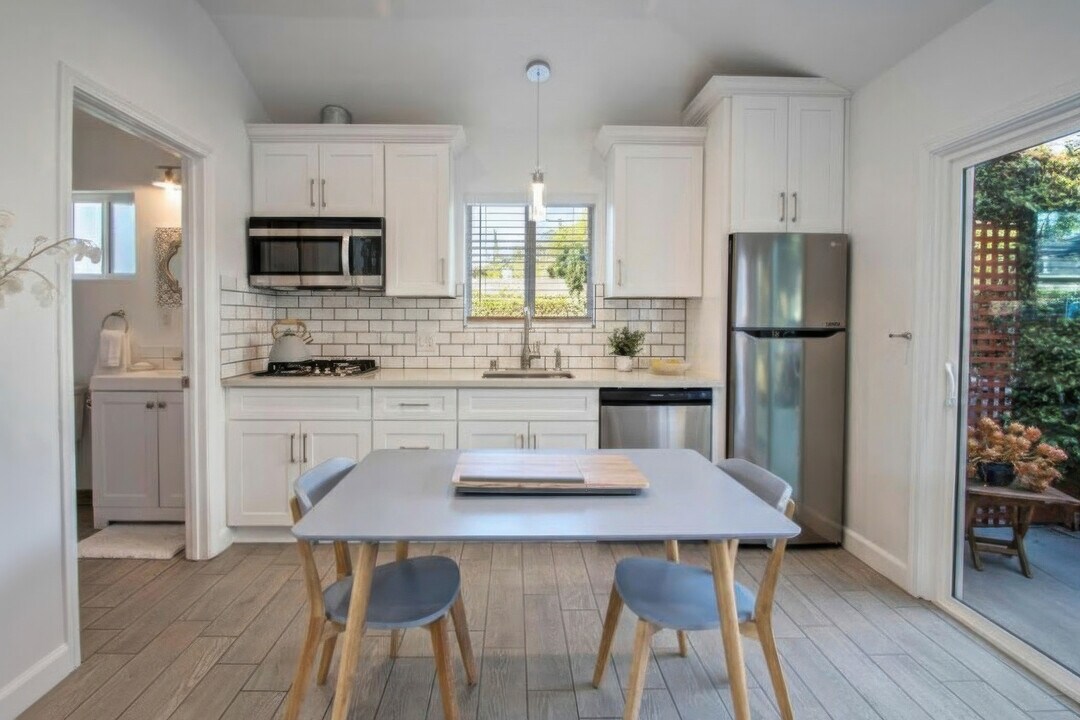 5838 Beckford Ave, Unit 5836-1 in Los Angeles, CA - Building Photo