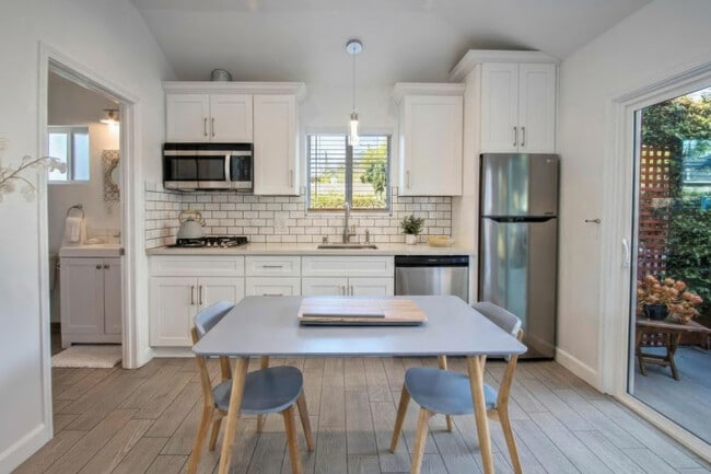 5838 Beckford Ave, Unit 5836-1