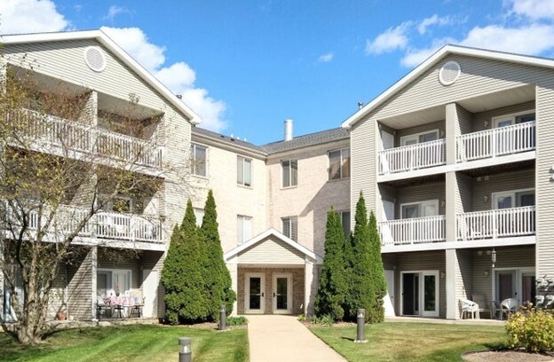 338 W Saginaw St, Unit 36 in East Lansing, MI - Building Photo