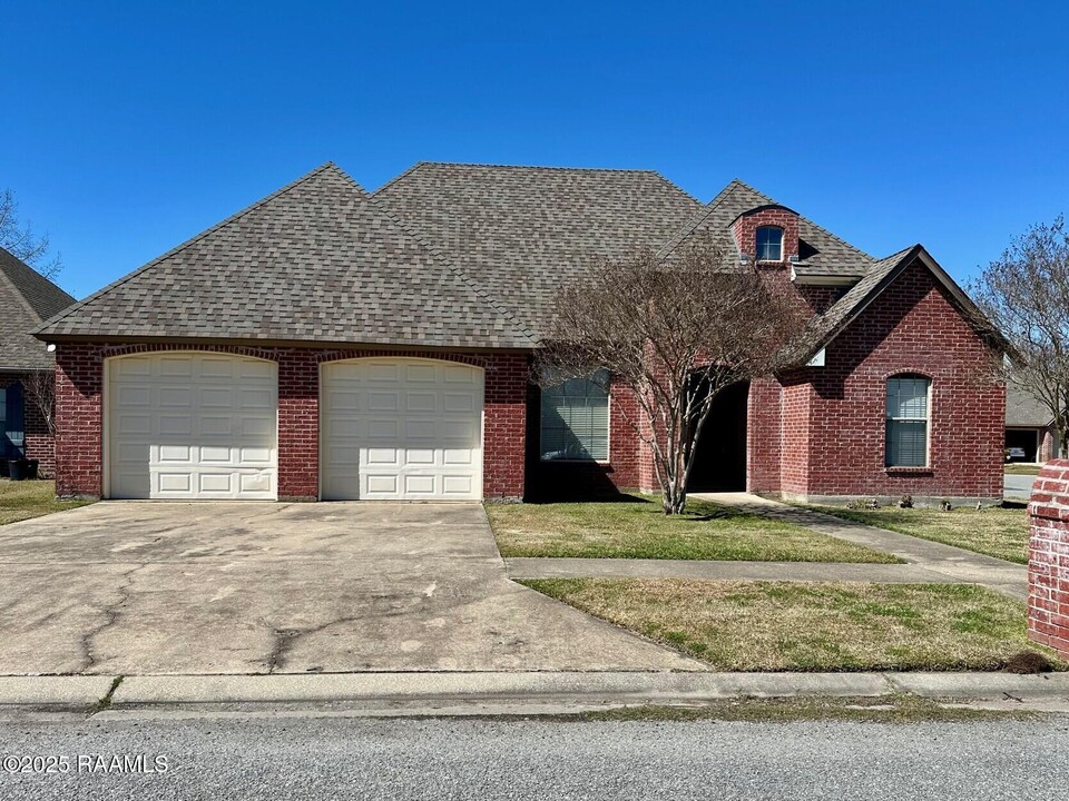 100 Hollow Green Dr in Lafayette, LA - Building Photo