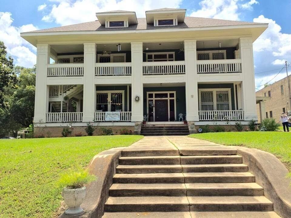 1002 S Day St in Brenham, TX - Building Photo