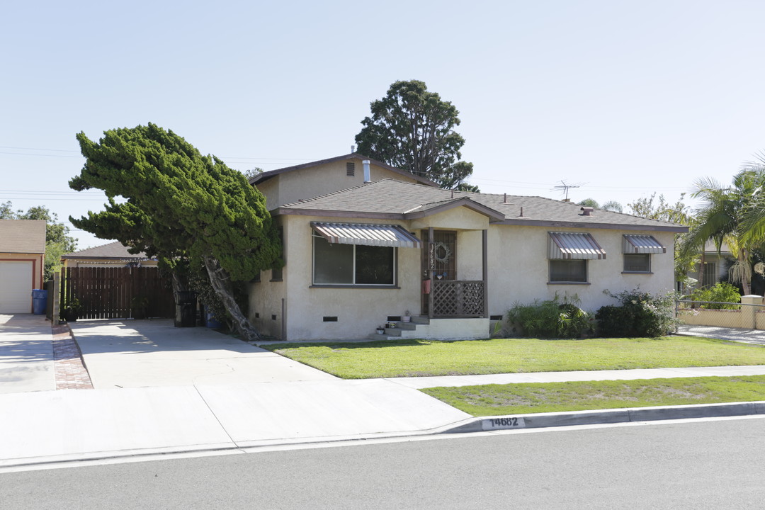 14682 Jackson St in Midway City, CA - Foto de edificio