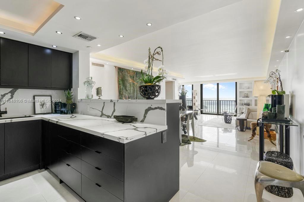 2625 Collins Ave, Unit 705 in Miami, FL - Building Photo