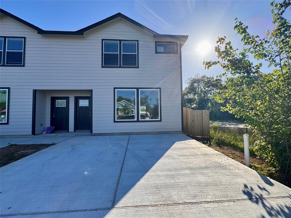 4106 White St in Bacliff, TX - Building Photo