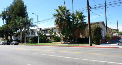 6335 Whitsett Apartments in North Hollywood, CA - Foto de edificio - Building Photo