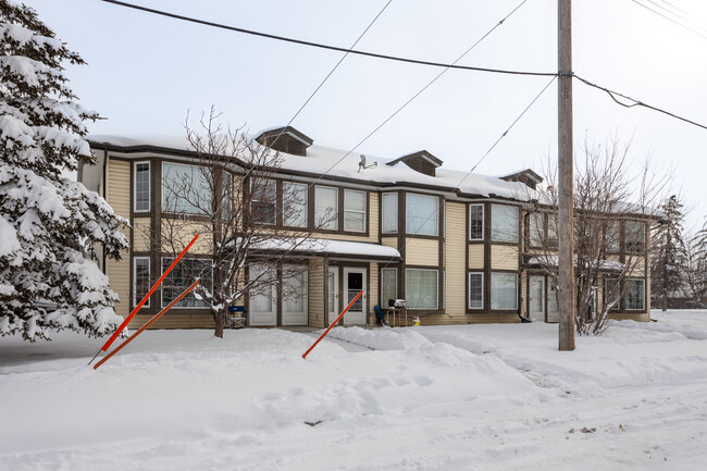 615 Third St in Strathmore, AB - Building Photo - Building Photo