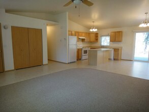 771 Turner Dr in North Pole, AK - Building Photo - Building Photo