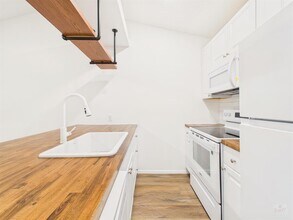 1305 Hollow Creek Dr in Austin, TX - Building Photo - Building Photo