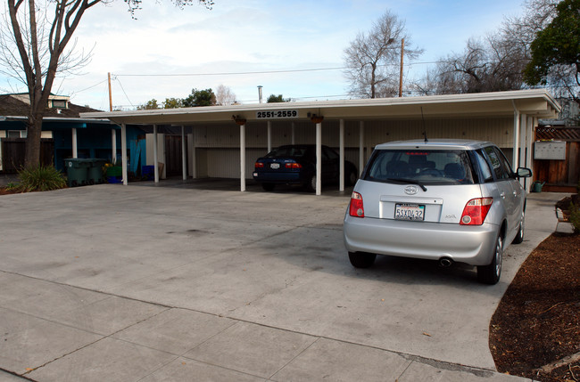 2551 Alma St in Palo Alto, CA - Foto de edificio - Building Photo