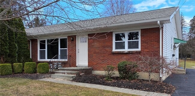 property at 914 W 2nd St