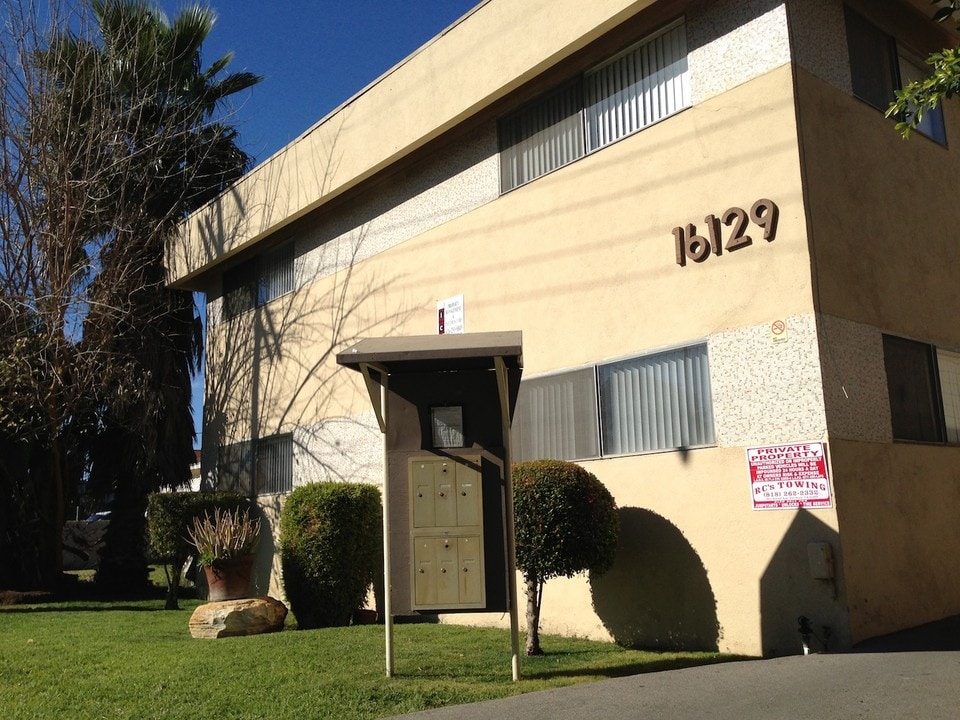 16129 Cantlay St in Van Nuys, CA - Foto de edificio