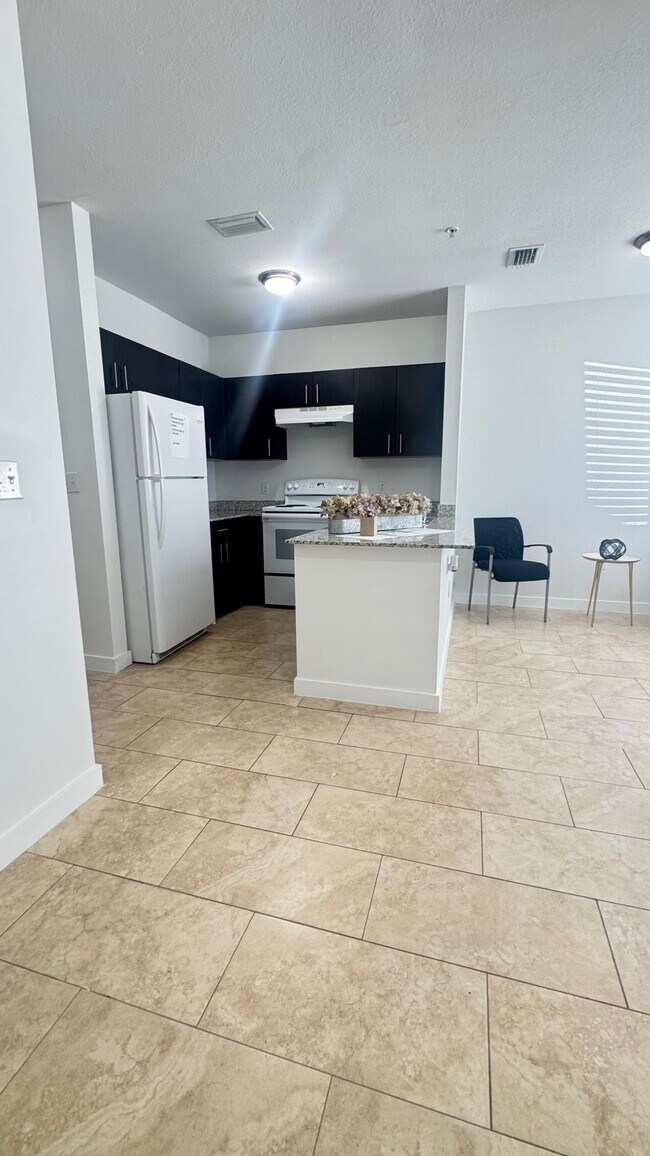 420 W 77th St, Unit B2 in Hialeah, FL - Foto de edificio - Building Photo