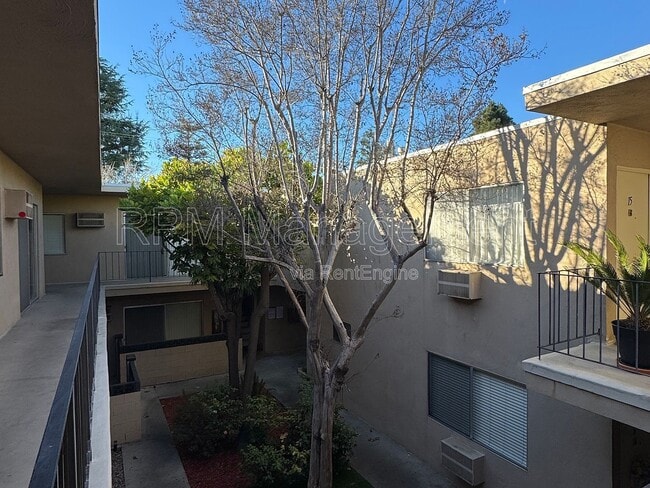 4350 Troost Ave in Los Angeles, CA - Foto de edificio - Building Photo