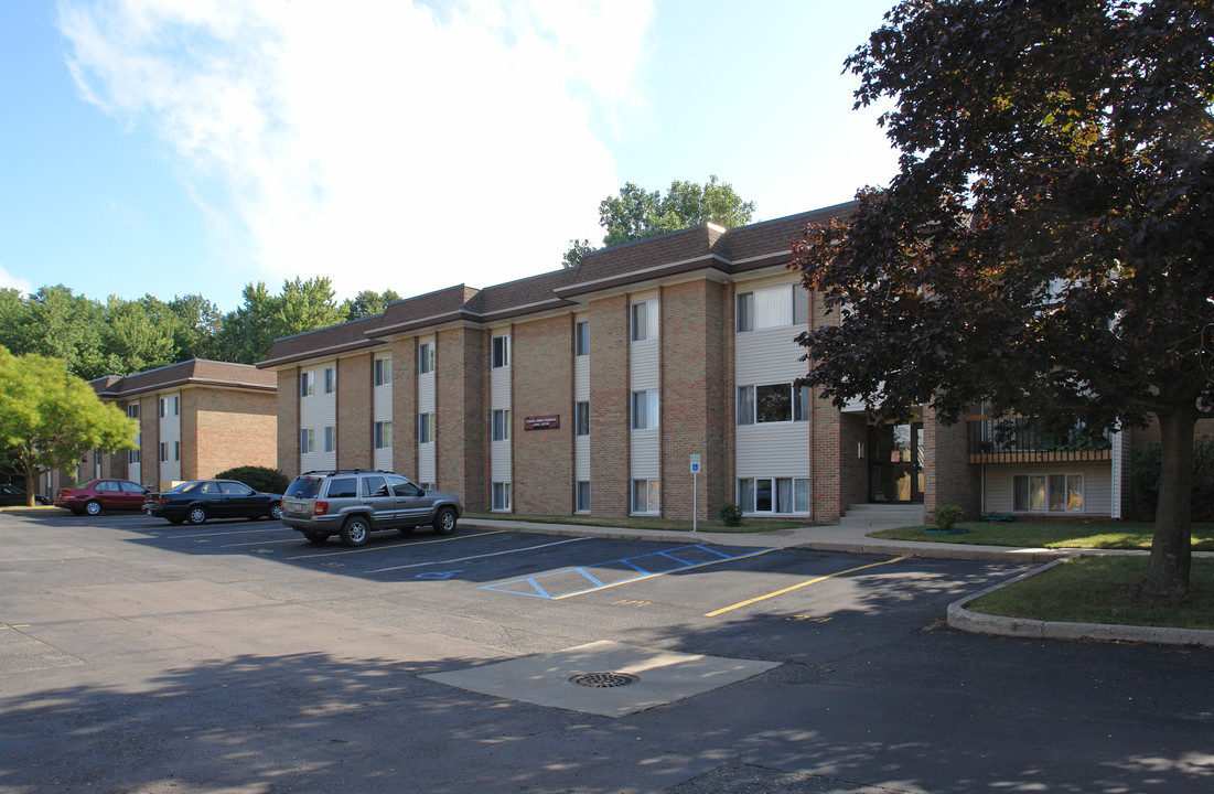 4908 Hagadorn Rd in East Lansing, MI - Foto de edificio