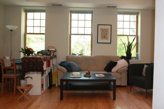 317 6th S St, Unit 3F in Philadelphia, PA - Building Photo - Building Photo