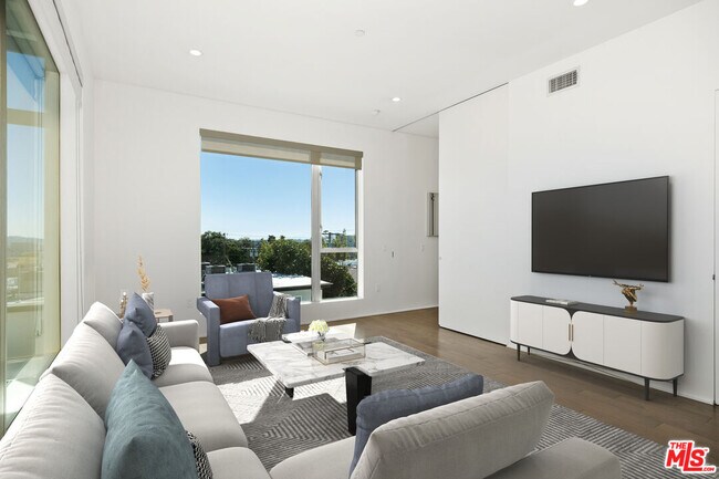 935 N San Vicente Blvd in West Hollywood, CA - Building Photo - Building Photo