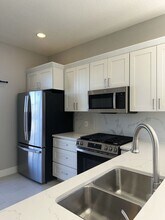 1329 Avonwood Ct in Lutz, FL - Building Photo - Building Photo