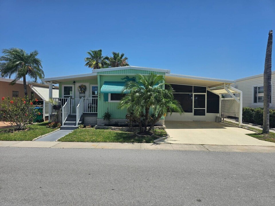 4841 92nd St N in St. Petersburg, FL - Foto de edificio